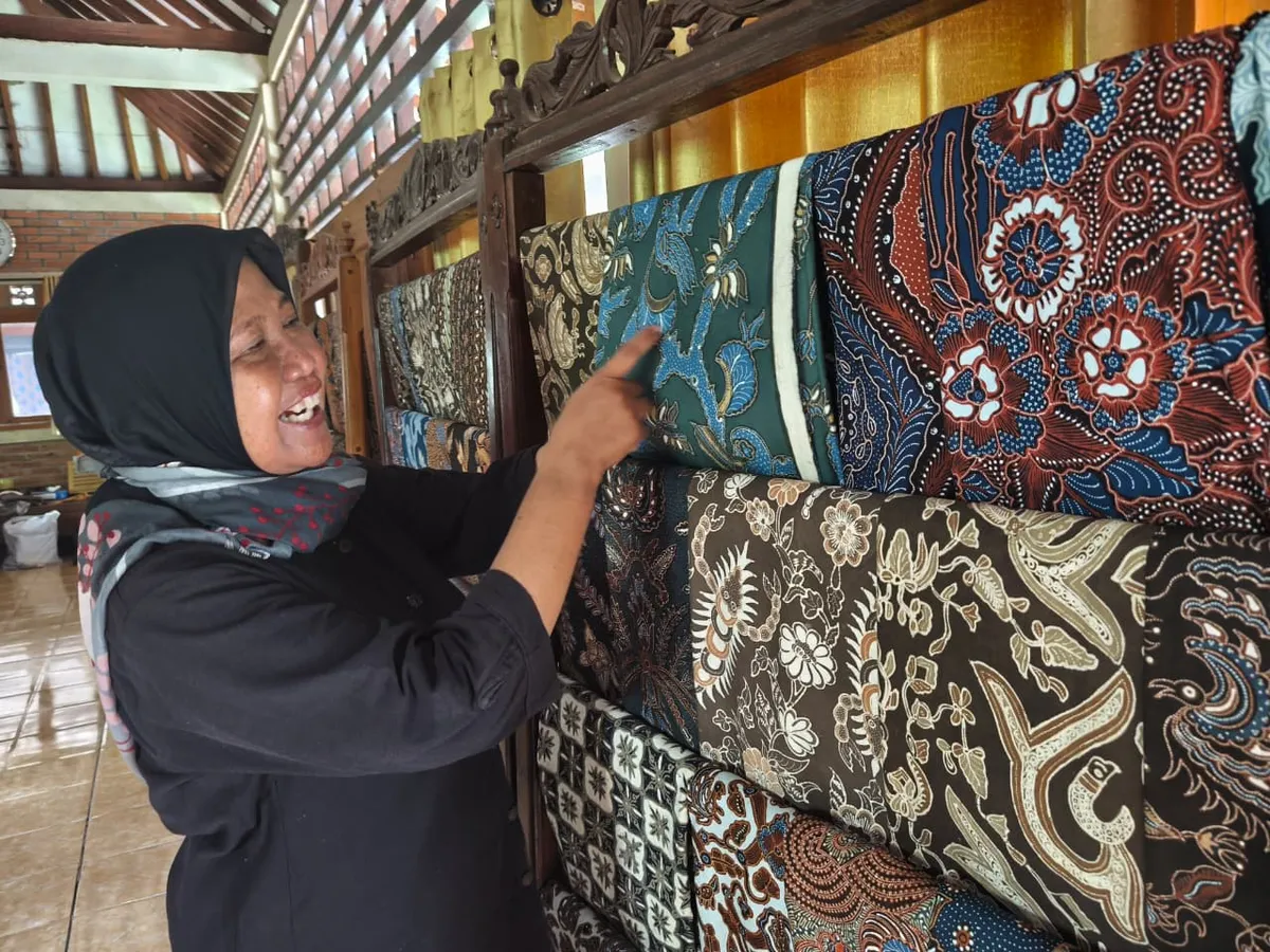Istijanah menunjukkan batik tulis warna alami yang ada di Galeri Batik Giriloyo di Desa Wukirsari. (Sumber: AYOJAKARTA.COM | Foto: Katarina Erlita)