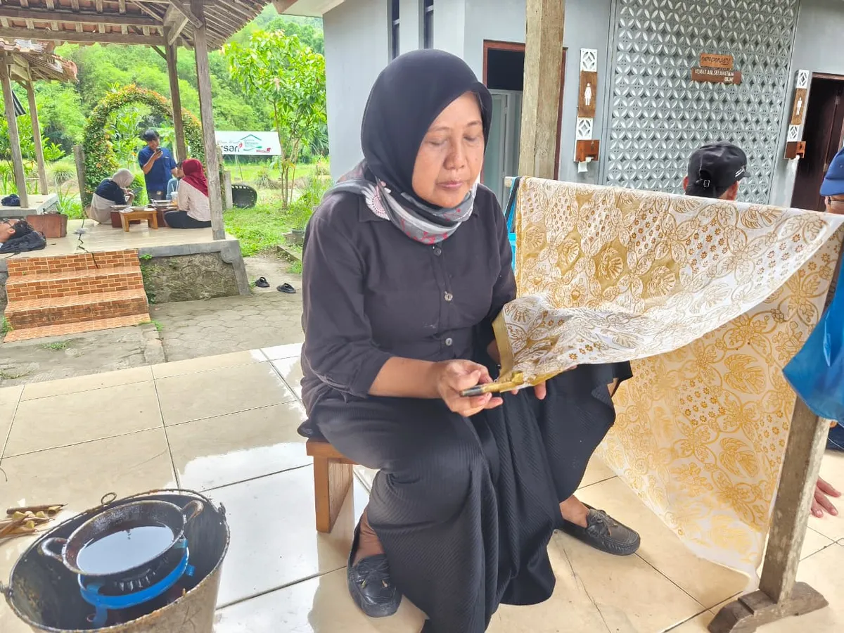 Istijanah merampungkan batik motif Prabu Anom di pendopo Kampung Batik Giriloyo. (Sumber: AYOJAKARTA.COM | Foto: Katarina Erlita)