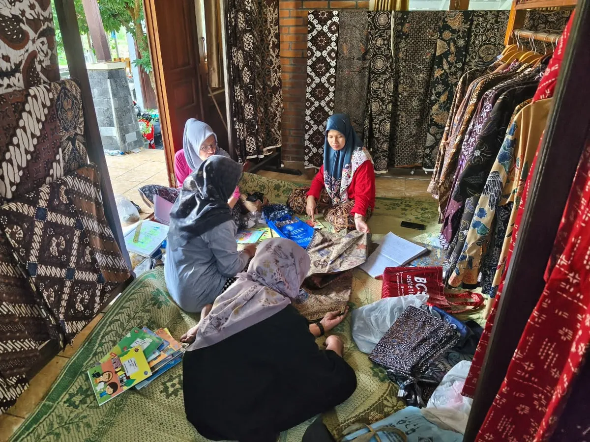 Pengrajin batik di Giriloyo melakukan proses kurasi batik tulis untuk menentukan harga. (Sumber: AYOJAKARTA.COM | Foto: Katarina Erlita)