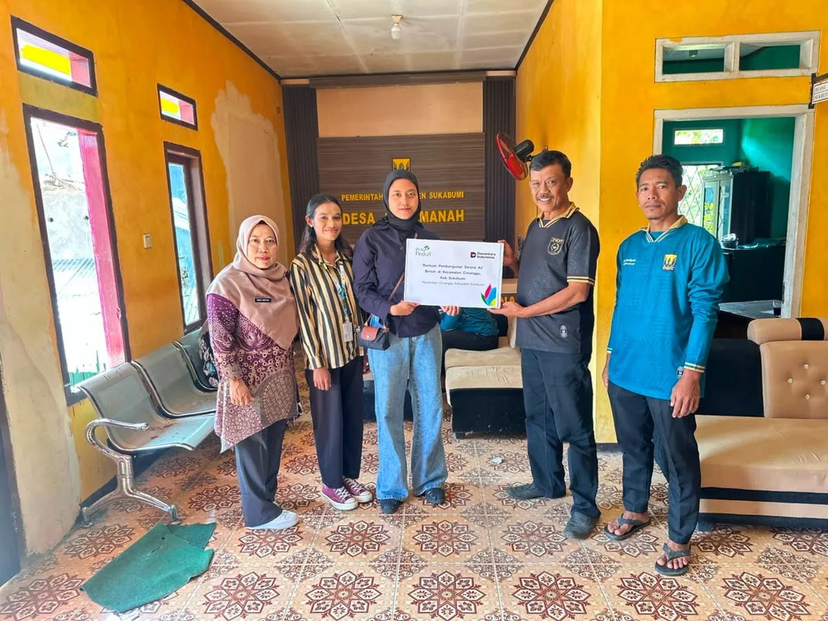 Penyerahan program bantuan pembangunan sarana air bersih berupa sistem pipanisasi bagi masyarakat Desa Sukamanah, Kecamatan Cimanggu, Kabupaten Sukabumi. (Sumber: Ist)