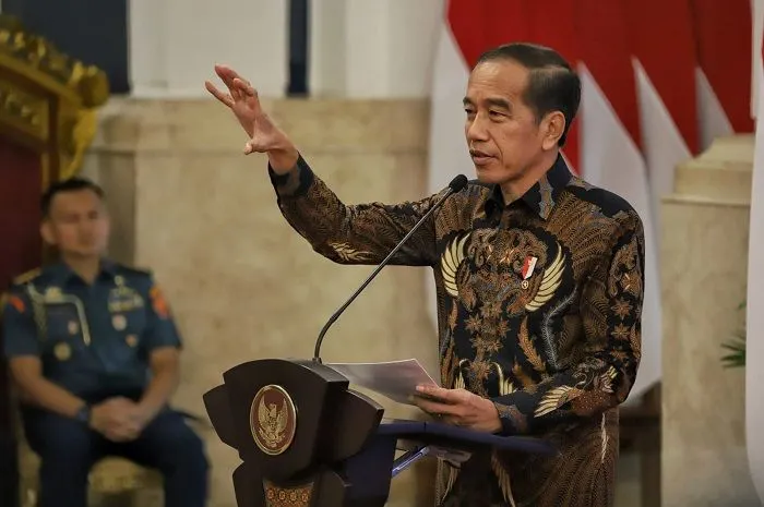 Jokowi memberikan ultimatum akan menempuh jalur hukum terhadap pihak-pihak yang menyebarkan rumor bahwa dirinya memiliko ijazah palsu.