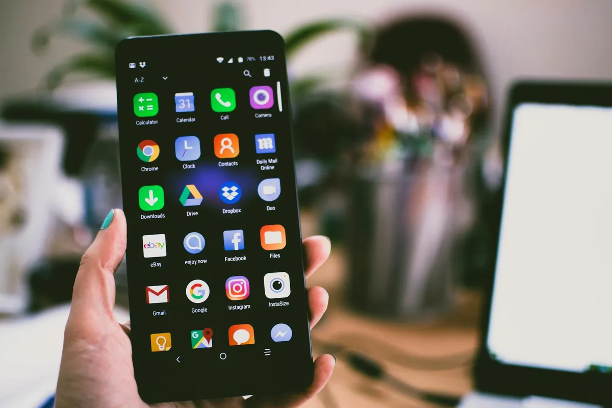 Ruang memori yang penuh pada perangkat Android seringkali menjadi masalah yang mengganggu terutama saat pengguna ingin menginstal aplikasi.