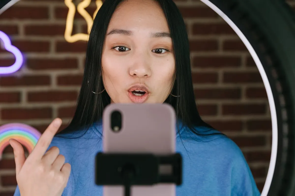 Ada beberapa persyaratan umum dan kategori jumlah followers untuk calon mahasiswa baru yang tertarik mendaftar Beasiswa Influencer.
