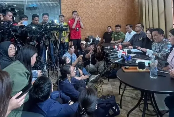 Hotman Paris Hutapea ketika memberikan keterangan pers terkait kasus Vina Cirebon.
