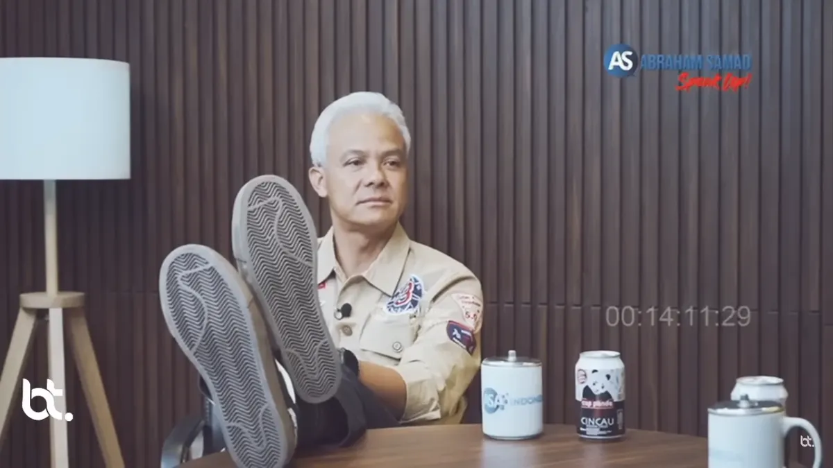 Ganjar Pranowo Tumpangkan Kaki ke Atas Meja saat Diwawancarai Abraham Samad