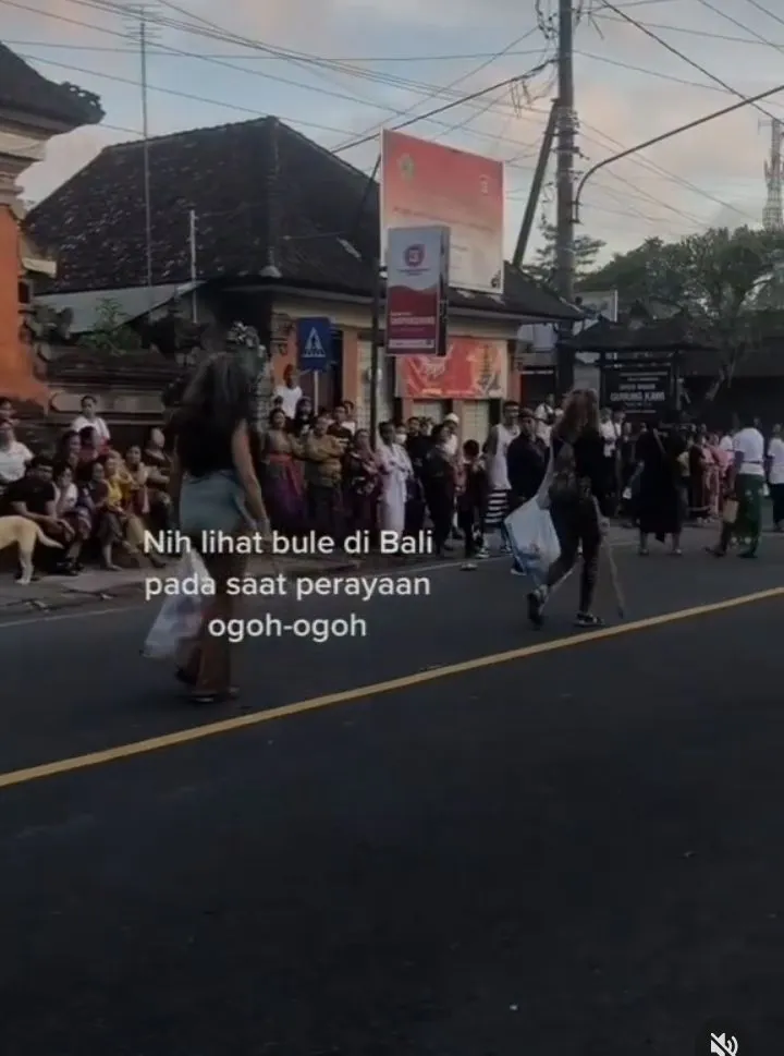 Viral Bule Wanita Bantu Jaga Kebersihan di Bali saat Perayaan Ogoh-ogoh