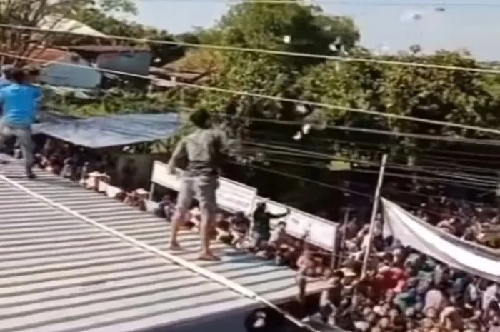 Foto aksi sebar uang di Pekalongan pada acara tasyakuran 