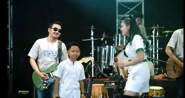 Farel Prayoga dan Yeni Inka saat menyanyikan