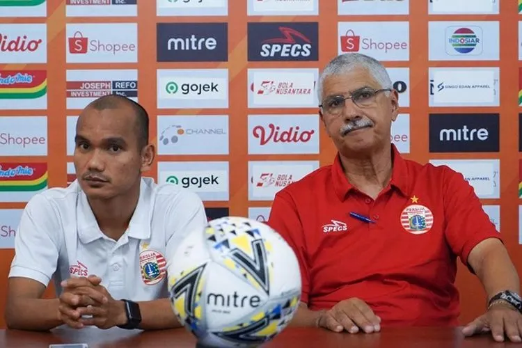 Pelatih Persija Jakarta asal Brasil, Edson Tavares (kanan) bersama gelandang andalan Persija, Riko Simanjuntak. (Persija.id)