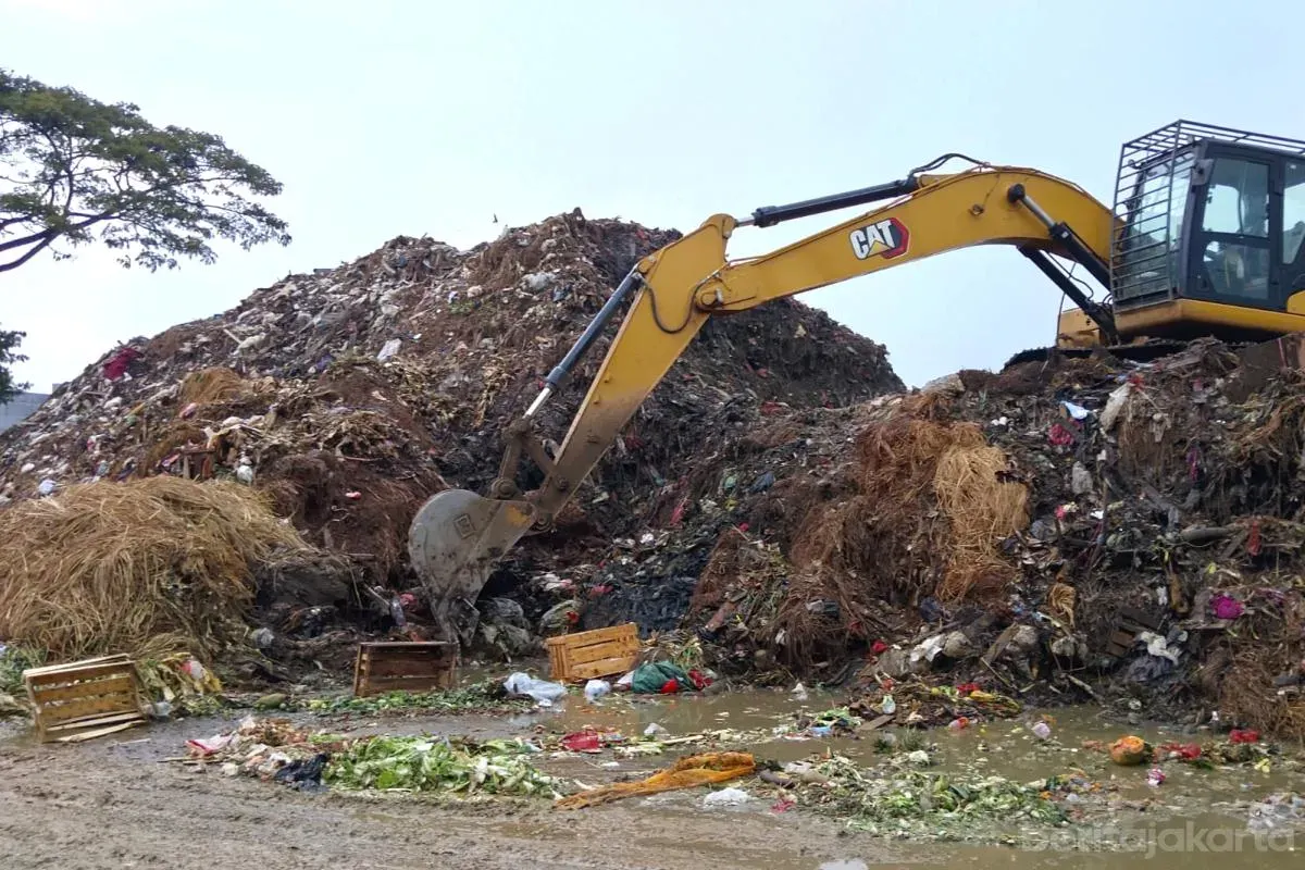 Sebanyak 2.002 ton sampah Pasar Induk Kramat Jati, sudah berhasil diangkut ke TPST Bantargebang. (Sumber: beritajakarta.id | Foto: beritajakarta.id)