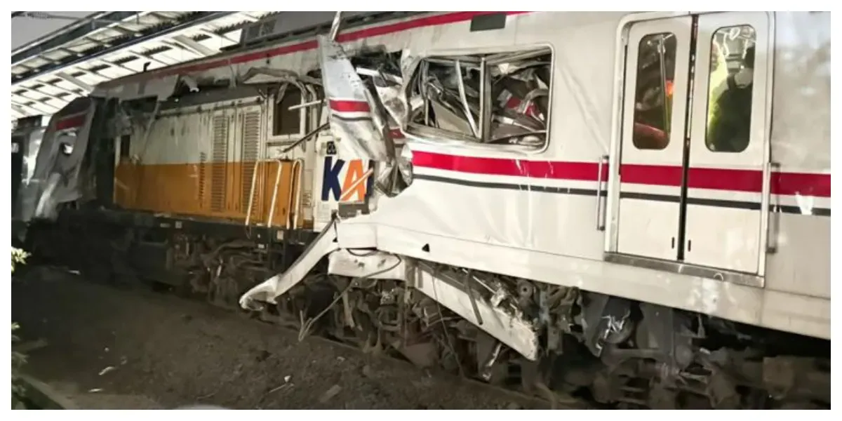 Kecelakaan KRL Commuter Line dengan KA Argo Bromo Anggrek di Bekasi (Sumber: TikTok @kacamata_mika)