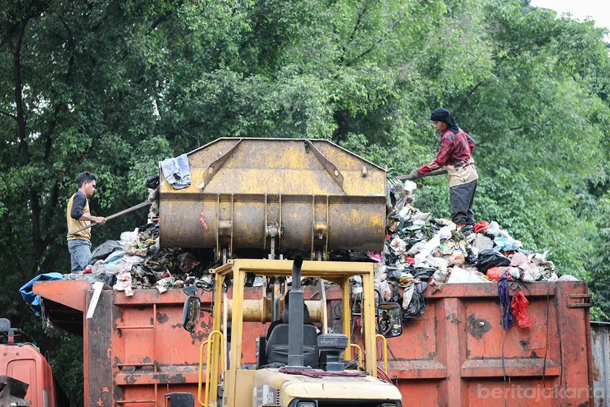 Mulai berlaku pada 1 Agustus 2026, Ketua Komisi D DPRD DKI Jakarta, Yuke Yurike ingatkan sejumlah pihak menyoal pembatasan pembuangan sampah di TPST Bantargebang. (Sumber: beritajakarta.id | Foto: beritajakarta.id)