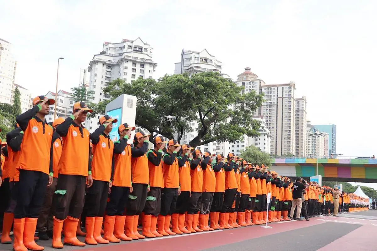 Suku Dinas Lingkungan Hidup (LH) Jakarta Pusat, siapkan 1.400 personel untuk membersihkan sampah usai Peringatan Hari Buruh Sedunia atau May Day, Jumat (1/5). (Sumber: beritajakarta.id | Foto: beritajakarta.id)