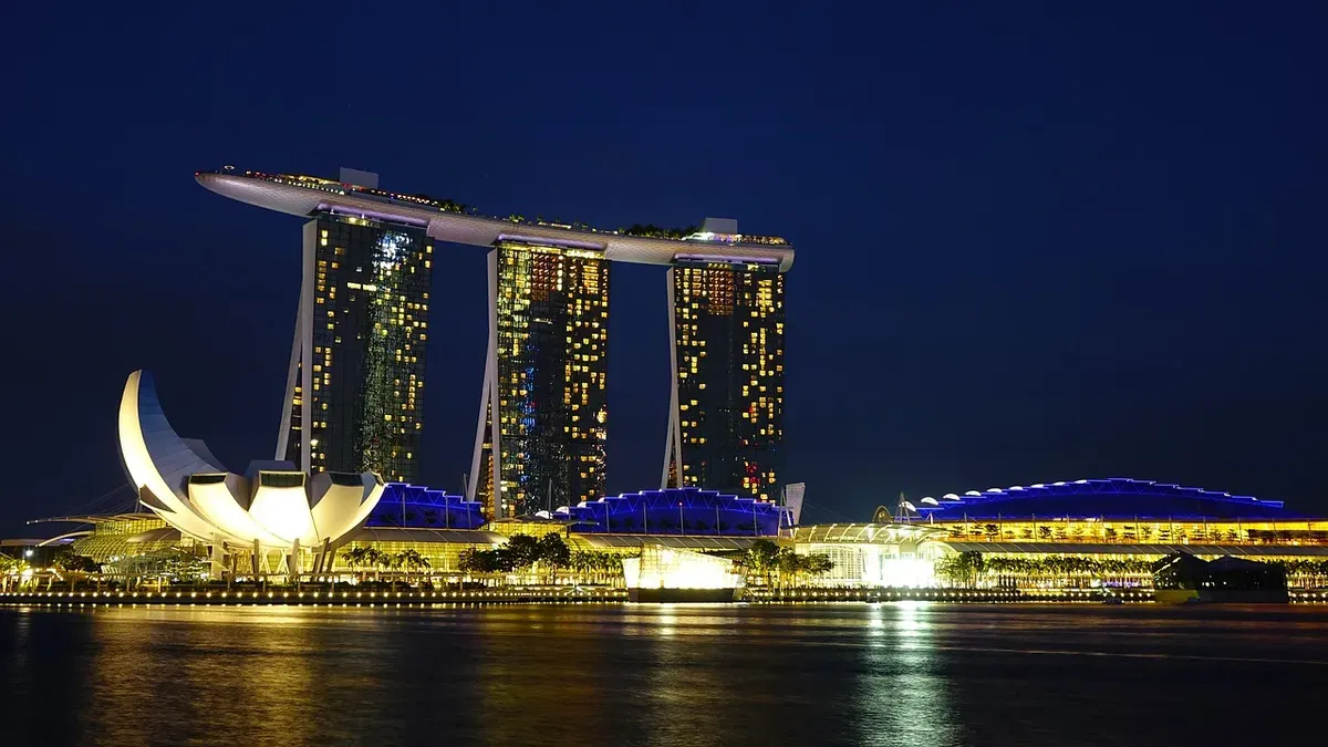 Keindahan Marina Bay Sands Singapura di Malam Hari. (Sumber: Pixabay/cegoh)