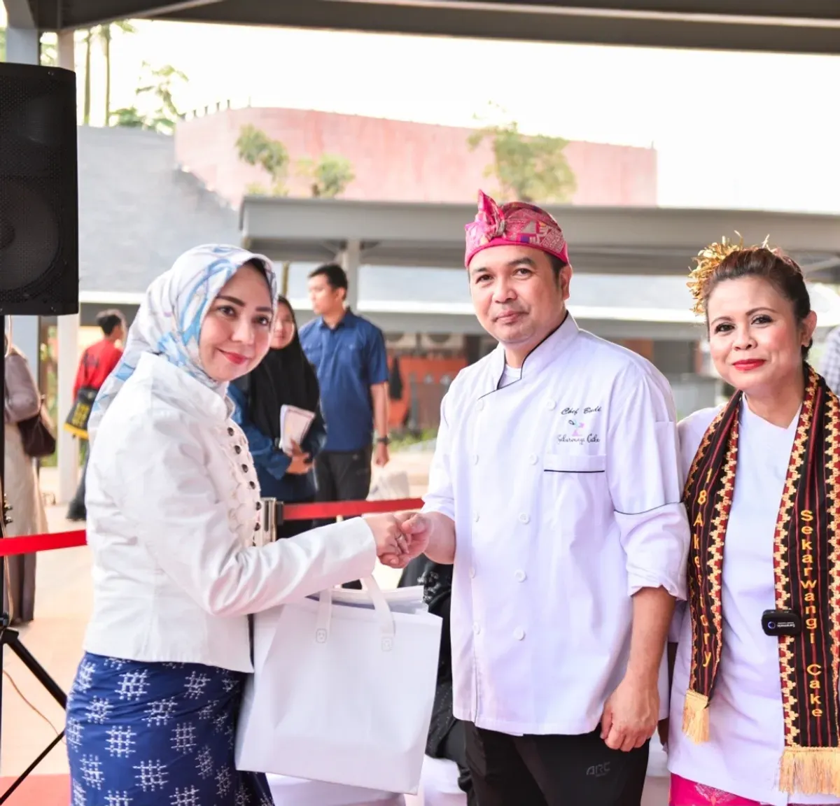 Linda Emilda, perwakilan Kementerian Ekonomi Kreatif (Ekraf) memberikan apresiasinya kepada Founder Sekarwangi Cake. (Dok Ist)
