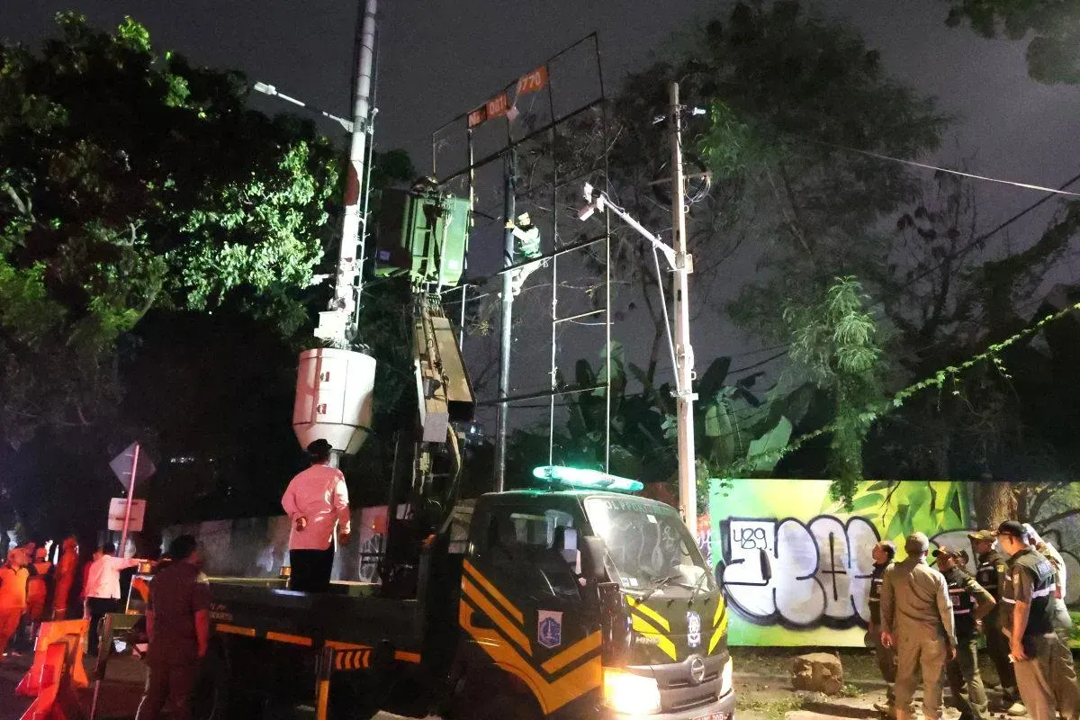 Satpol PP Provinsi DKI Jakarta menertibkan konstruksi reklame tidak berizin yang berada di Jalan Terusan Rasuna Said, Jakarta Selatan, pada Senin (22/6) malam. (Sumber: beritajakarta.id | Foto: beritajakarta.id)