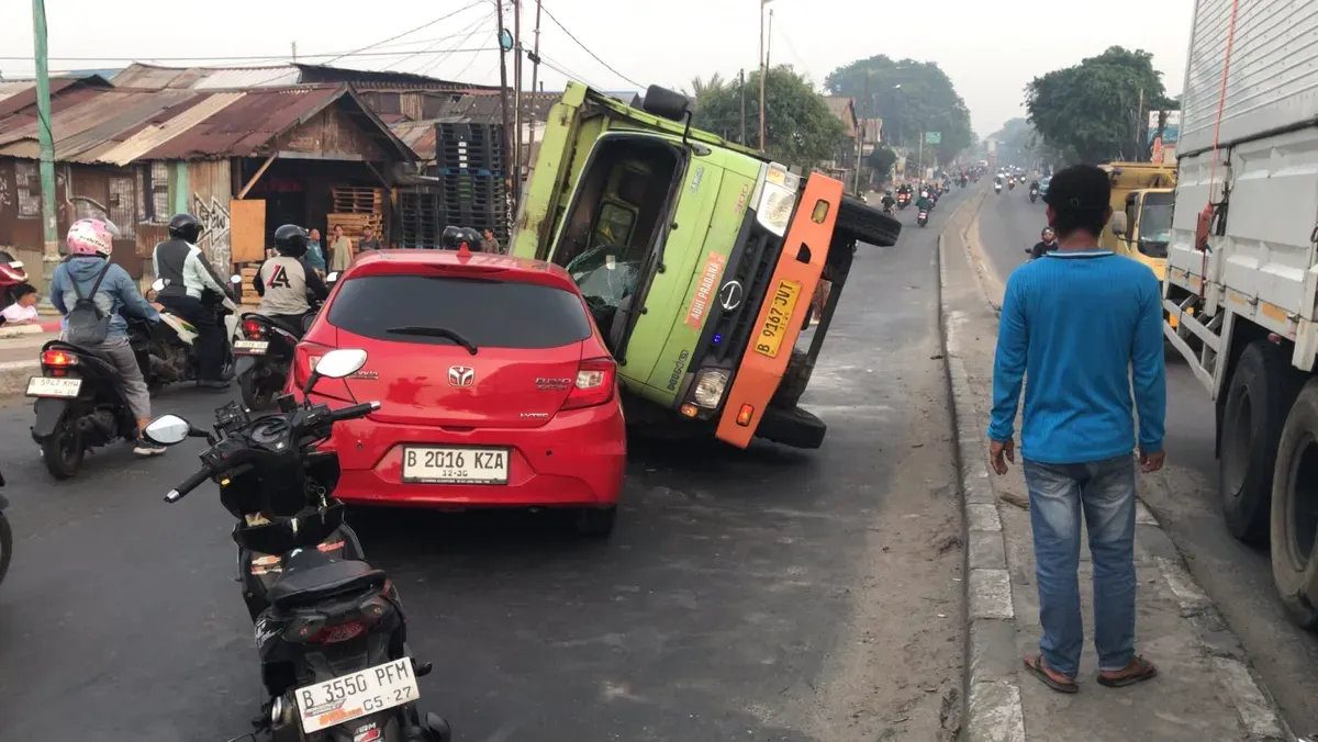 Kecelakaan lalu lintas antara Kendaraan Truk dengan Mobil di Jembatan BKT Cakung Jakarta Timur (Titik Kenal Setelah Exit Tol Harapan Indah) (Sumber: x@TMCPoldaMetro | Foto: x@TMCPoldaMetro)