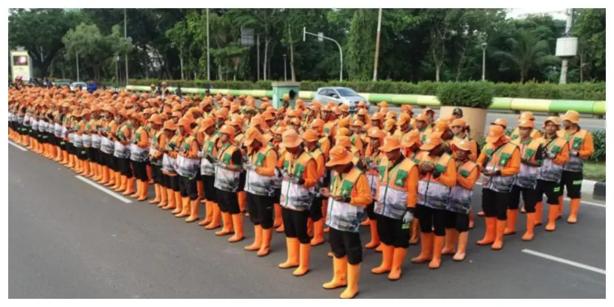 1.400 Petugas Kebersihan Disiagakan di Monas untuk Hari Buruh (Sumber: beritajakarta.id)
