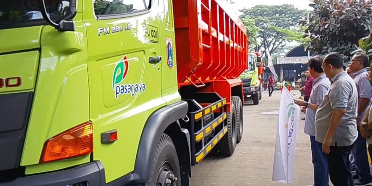 Perumda Pasar Jayara Luncurkan 5 Armada Truk Sampah Baru di Pasar Induk Kramat Jati (Sumber: beritajakarta.id)