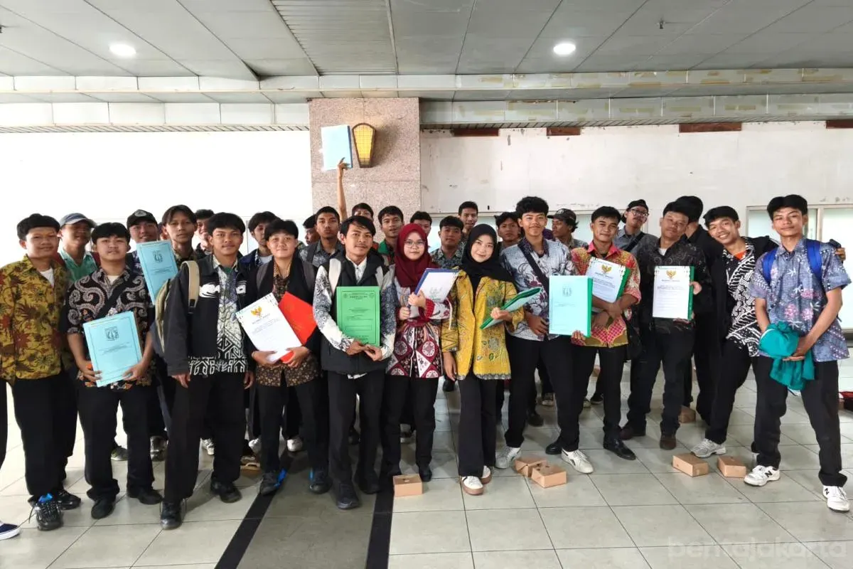 Suku Dinas Pendidikan Wilayah I dan II Jakarta Selatan bersama Baznas (Bazis) serahkan 346 ijazah kepada peserta didik yang alami kesulitan biaya. (Sumber: Beritajakarta.id | Foto: Beritajakarta.id)