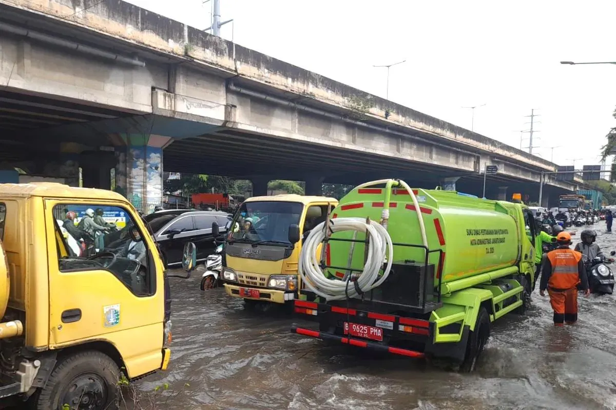Sebanyak 12 truk tangki dikerahkan Pemkot Jakarta Barat, untuk bantu menyedot genangan di Jalan Outer Ring Road dan Jalan Kembangan Selatan, Selasa, 5 Mei 2026. (Sumber: beritajakarta.id | Foto: beritajakarta.id)
