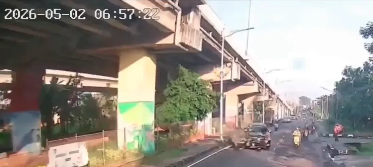 Sempat viral di media sosial, rekaman CCTV dari tragedi tabrak lari terhadap seorang pedagang buah yang menyeberang dengan membawa gerobaknya di kawasan Jalan Raya Kalimalang, Duren Sawit, Jakarta Timur. (Sumber: x @bangpino__ | Foto: x @bangpino__)