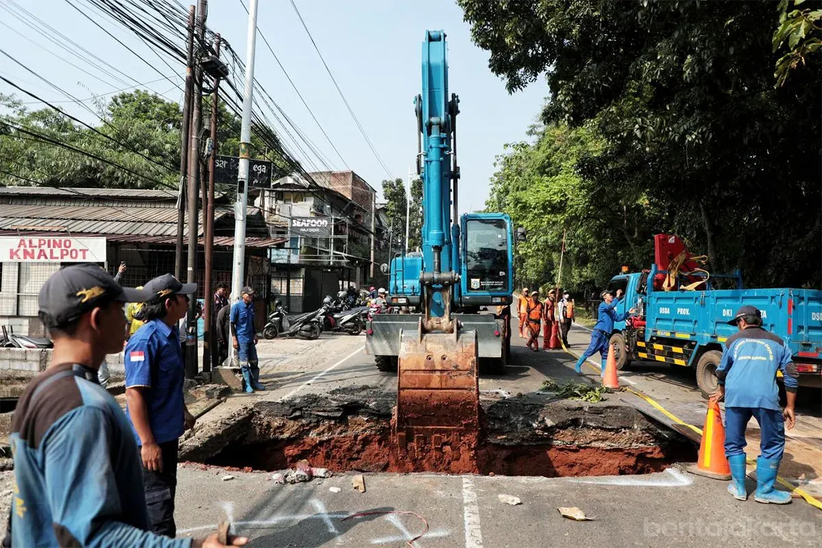 Ilustrasi. Penanganan jalan amblas di Jalan Raya Lenteng Agung, Kelurahan Srengseng Sawah, Kecamatan Jagakarsa, Jakarta Selatan, pada 28 Mei 2026.(Sumber: beritajakarta.id | Foto: beritajakarta.id)