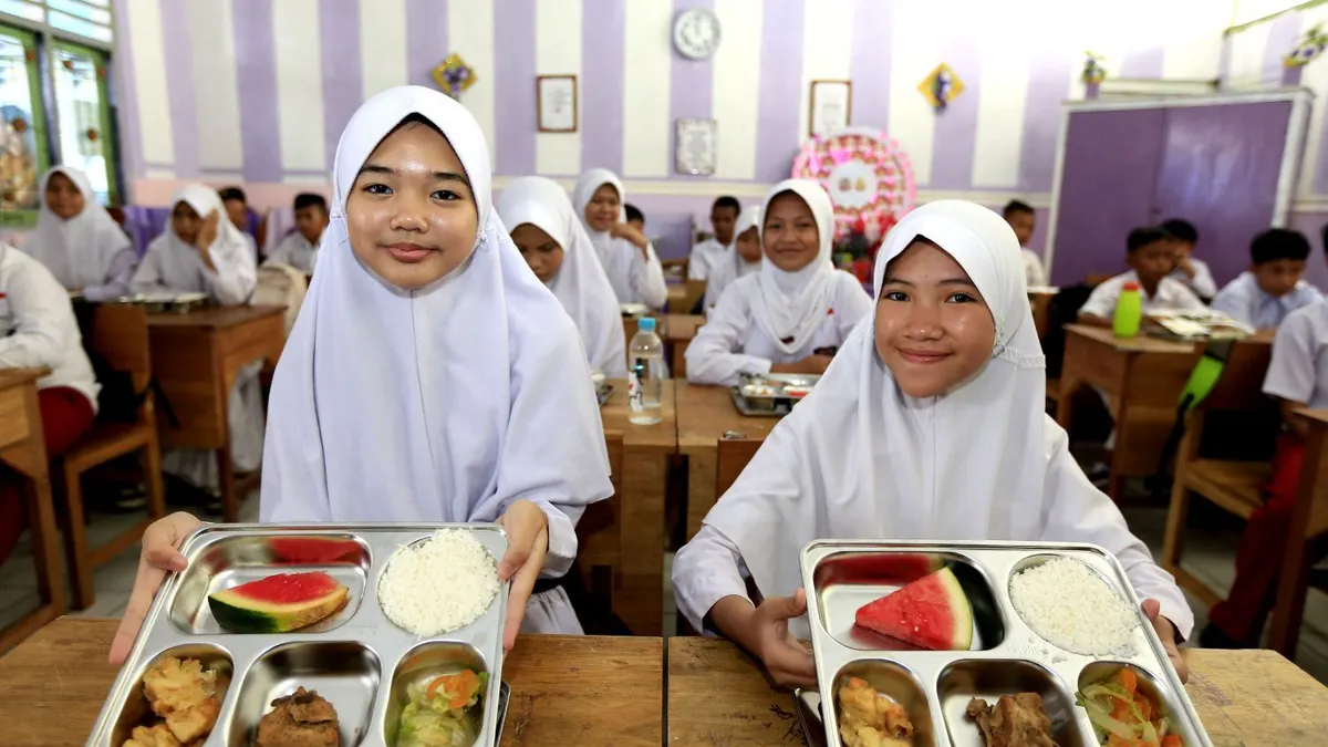 Kepala Badan Gizi Nasional, Dadan Hindayana, menyampaikan bahwa menu yang disediakan telah disesuaikan agar tahan lebih lama.