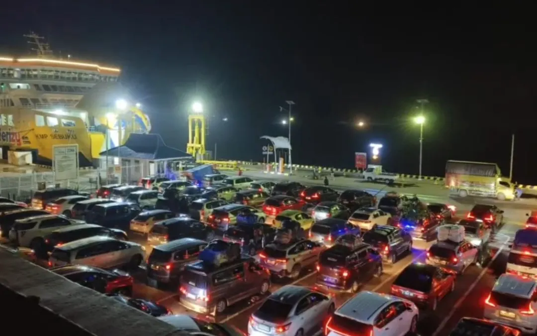 Pemudik Lebaran 2025 mulai memenuhi Pelabuhan Merak, Banten, meskipun lonjakan kendaraan belum menimbulkan kepadatan ekstrem.