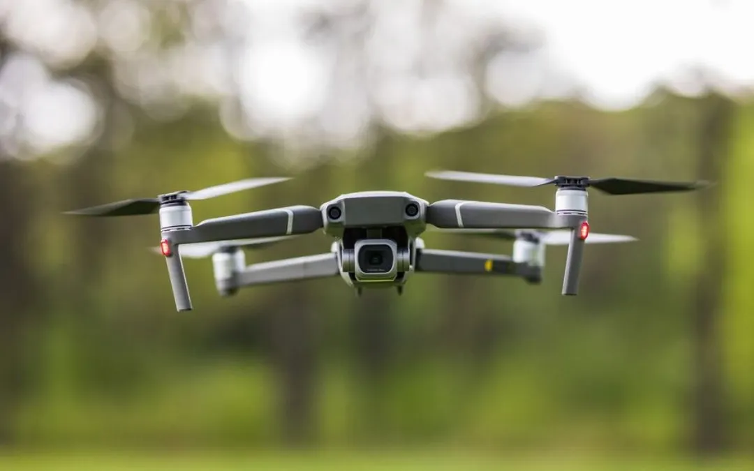 Teknologi drone telah mengalami perkembangan yang signifikan dari desain sederhana hingga perangkat modern dengan sistem keamanan canggih.