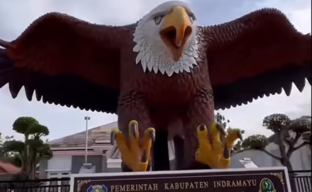 Punya budget minim,  Patung Rajawali Indramayu Viral Seperti Patung Biawak Wonosobo 