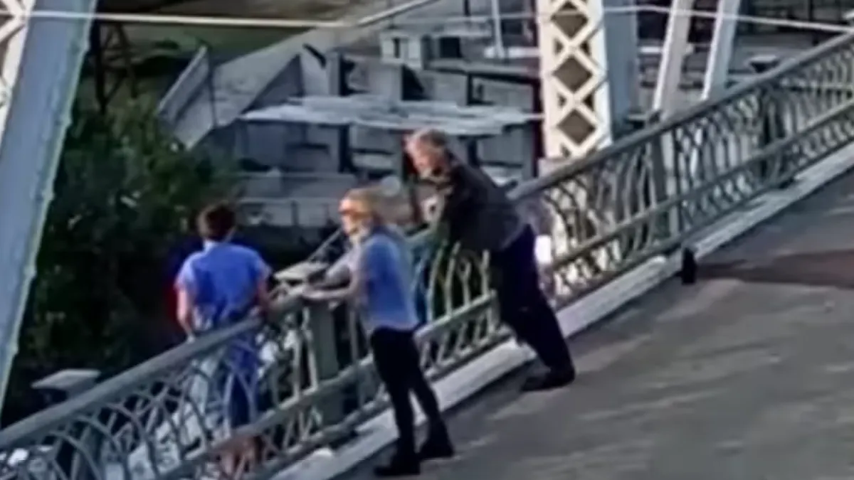 Dalam rekaman video CCTV yang tersebar di jagat maya, Jon Bon Jovi bersama dengan istrinya diketahui berhasil menyelamatkan seorang wanita.