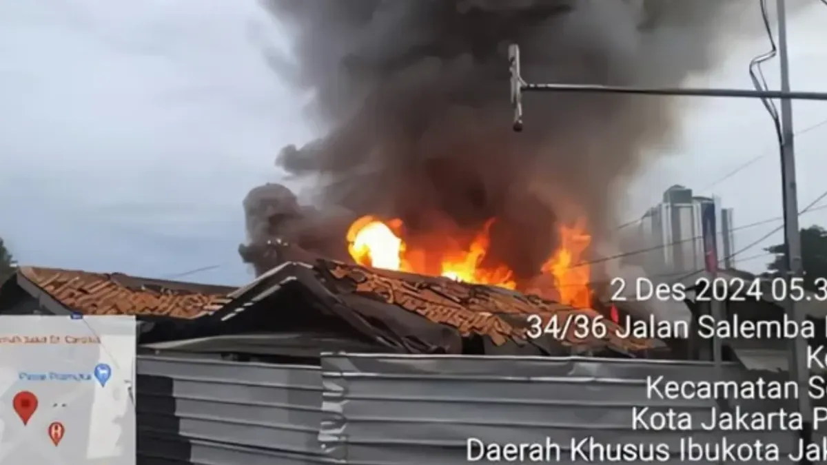 Menurut Roy kebakaran yang terjadi di Pasar Pojok Pramuka sehingga menewaskan seorang pria karena terjebak di Mushola; bukan disebabkan karena kecelakaan semata.
