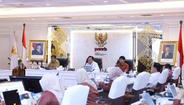 Pemerintah pusat menekankan bahwa penting komitmen dari pemerintah daerah untuk bisa membuka peluang bagi tenaga non-ASN yang sudah terdata.