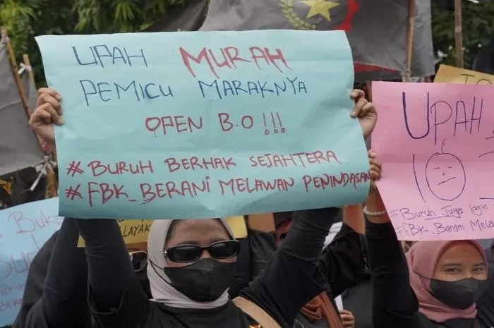 Demo buruh terkait upah murah. APINDO telah menyuarakan keberatan terhadap rencana kenaikan Upah Minimum Provinsi (UMP) sebesar 6,5% yang diusulkan oleh pemerintah.