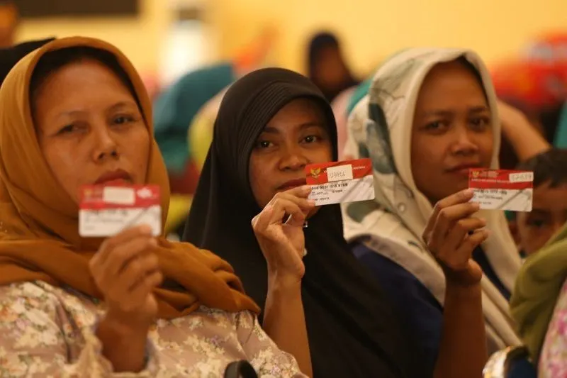 Pencairan dana bantuan sosial telah dikonfirmasi melalui pengecekan saldo Kartu Keluarga Sejahtera (KKS) pukul 16.30 WIB, Rabu, 14 Mei 2025.
