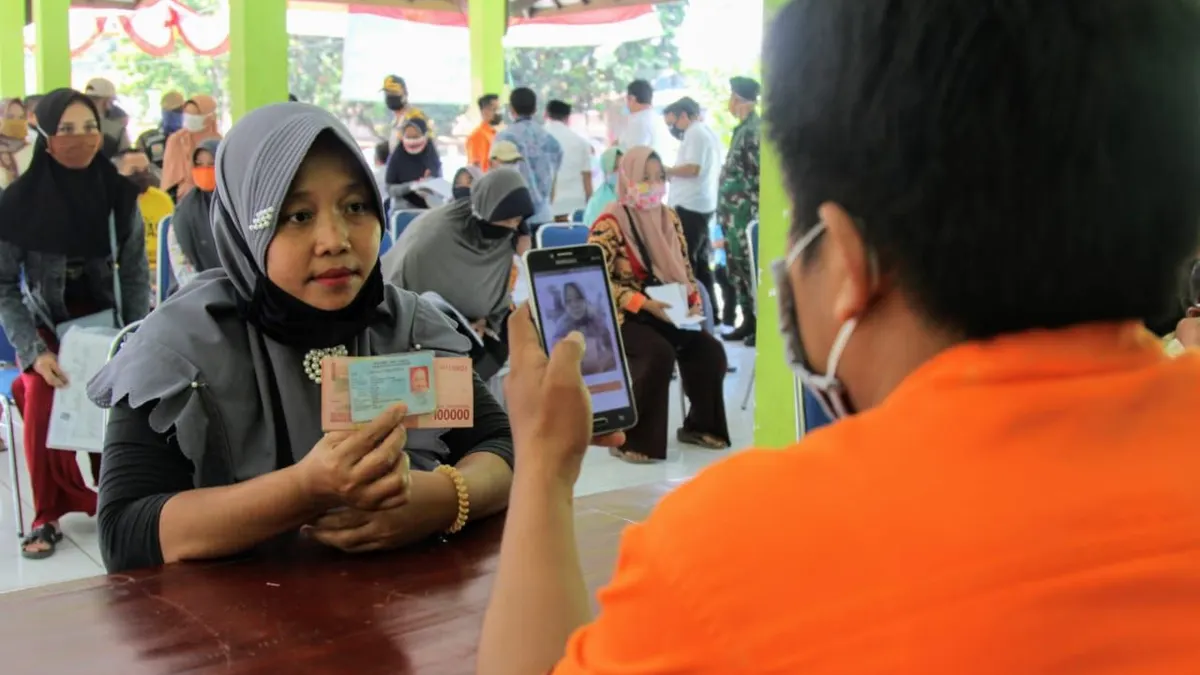 Bantuan kedua yang diumumkan adalah program bantuan beras 10 kg yang diperpanjang masa penyalurannya menjadi 6 bulan di tahun 2025.