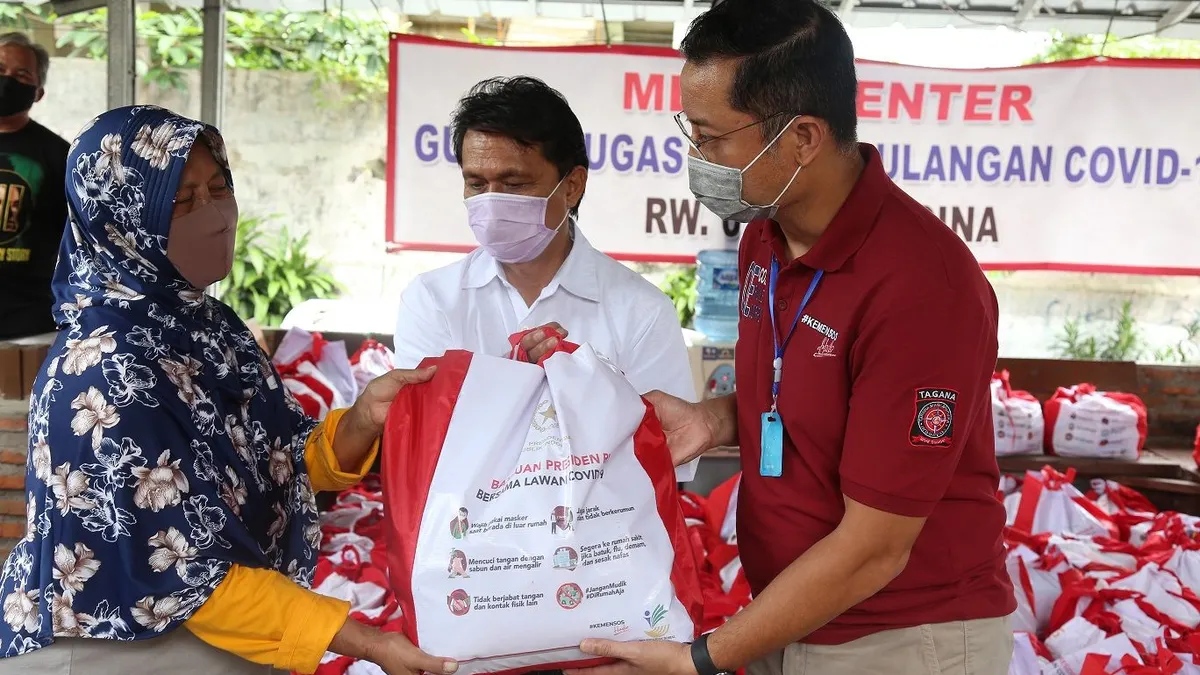 Menteri Koordinator Bidang Pangan Zulkifli Hasan dan Wakil Menteri Sosial Agus Jabo Priyono mengumumkan implementasi enam paket stimulus ekonomi