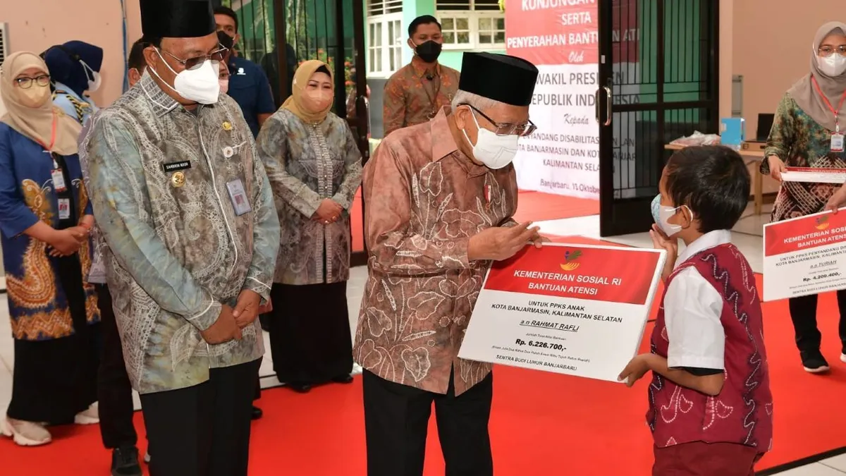 Bansos ini mencakup Bantuan Langsung Tunai (BLT) Dana Desa sebesar Rp300.000 per bulan yang ditujukan untuk masyarakat miskin ekstrem.