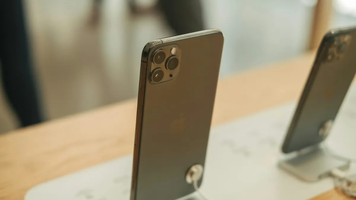 Perbandingan spesifikasi iPhone 15 Pro dan iPhone 16 base model dijual pada rentang harga yang hampir identik.