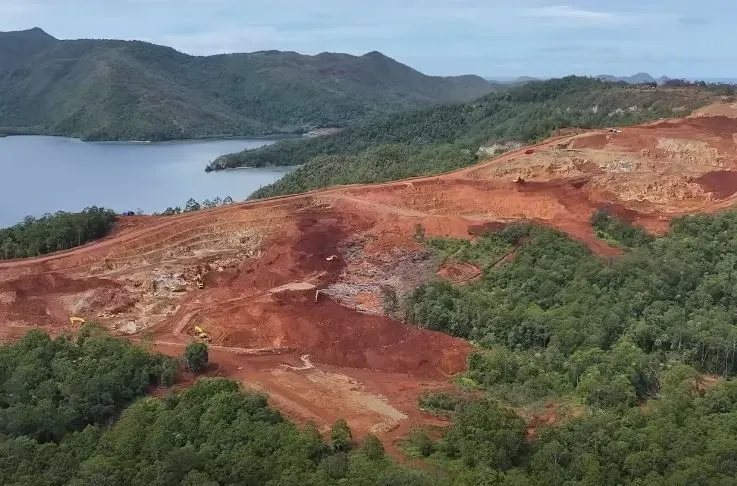 Gubernur Papua Barat Daya, Elisa Kambu, membantah keras video yang beredar luas tentang kerusakan alam akibat penambangan nikel di Pulau Gag, Raja Ampat.
