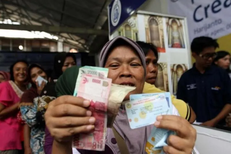 Menteri Sosial Saifulah Yusuf pada rapat kerja dengan Komisi 8 DPR RI menyebutkan penyaluran bansos tahap kedua dimulai bulan Mei 2025.