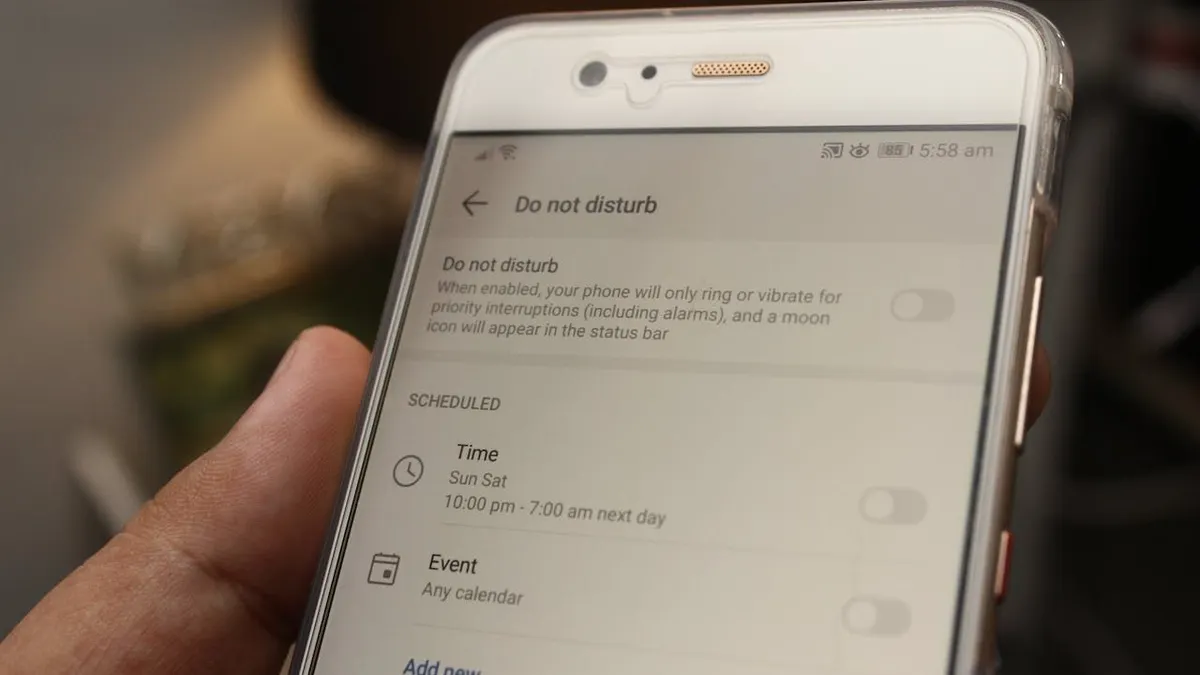 Ilustrasi menghilangkan iklan di HP Android yang tiba-tiba muncul.