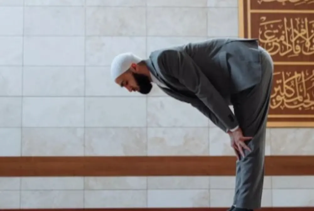 Ilustrasi sholat jamak taqdim Dzuhur dan Ashar.