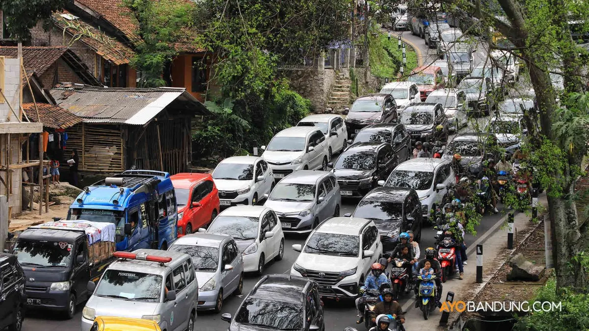 Pengendara melintasi jalur Nagreg, Kabupaten Bandung, Sabtu 29 Maret 2025. 