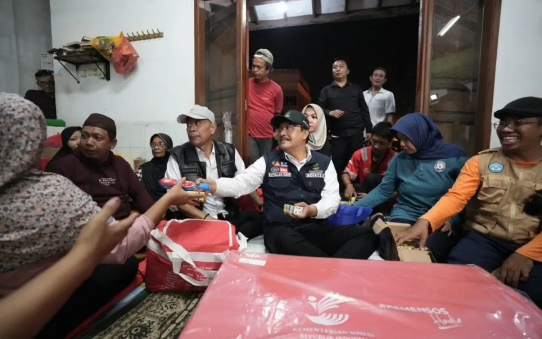 Menteri Sosial (Mensos) Saifullah Yusuf beserta Wakil Menteri Sosial Agus Jabo mengunjungi posko pengungsian korban banjir di Jakarta Timur pada Rabu malam, 5 Maret 2025.