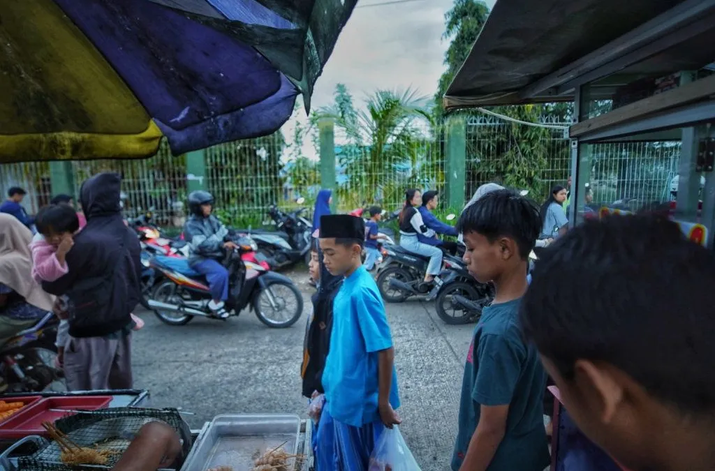 Warga berburu takjil untuk buka puasa di pasar ramadhan Ciherang, Kabupaten Bandung, Minggu 2 Maret 2025.