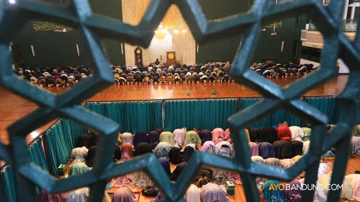 Ada amalan doa warisan ulama yang dapat membantu kamu meraih kekhusyukan dalam salat Tarawih. Berikut ulasan lengkapnya!