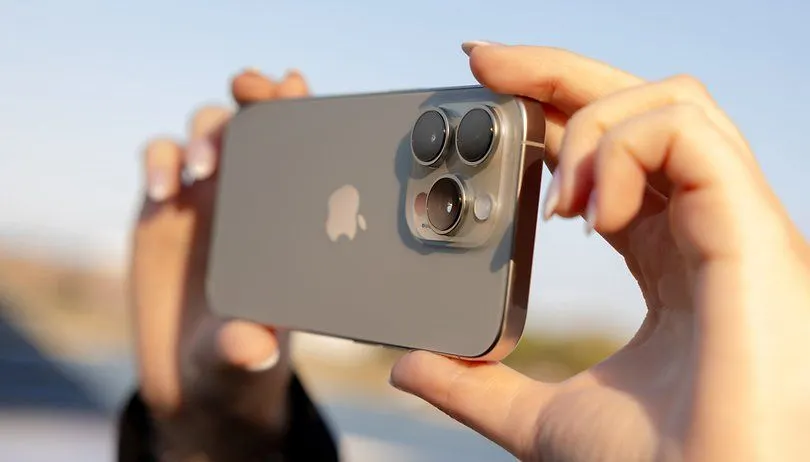 iPhone 16 dan iPhone 16 Pro sama-sama menggunakan chipset A18 dengan perbedaan minimal pada GPU yang hampir tidak terasa dalam penggunaan.