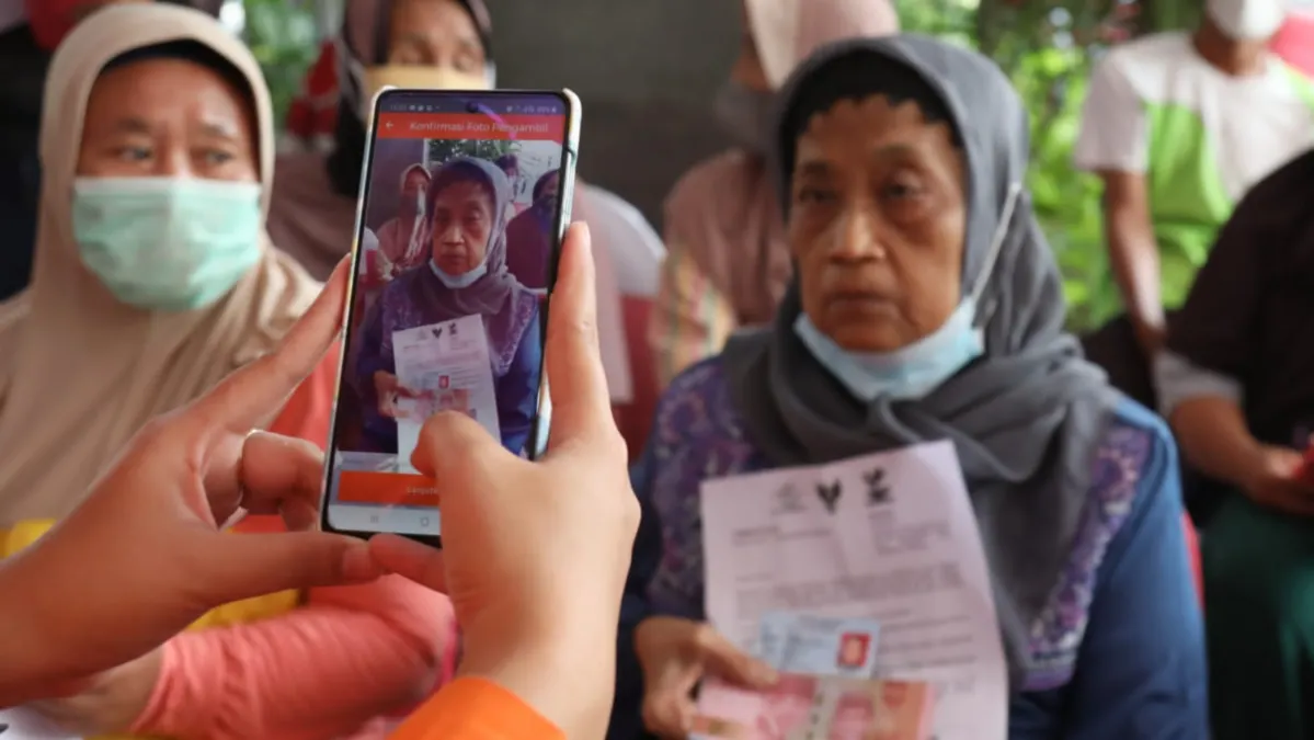 Setelah menyapa KPM PKH dan BPNT metode salur kartu KKS, kabar gembira kini dialami oleh penerima bansos melalui PT Pos Indonesia.